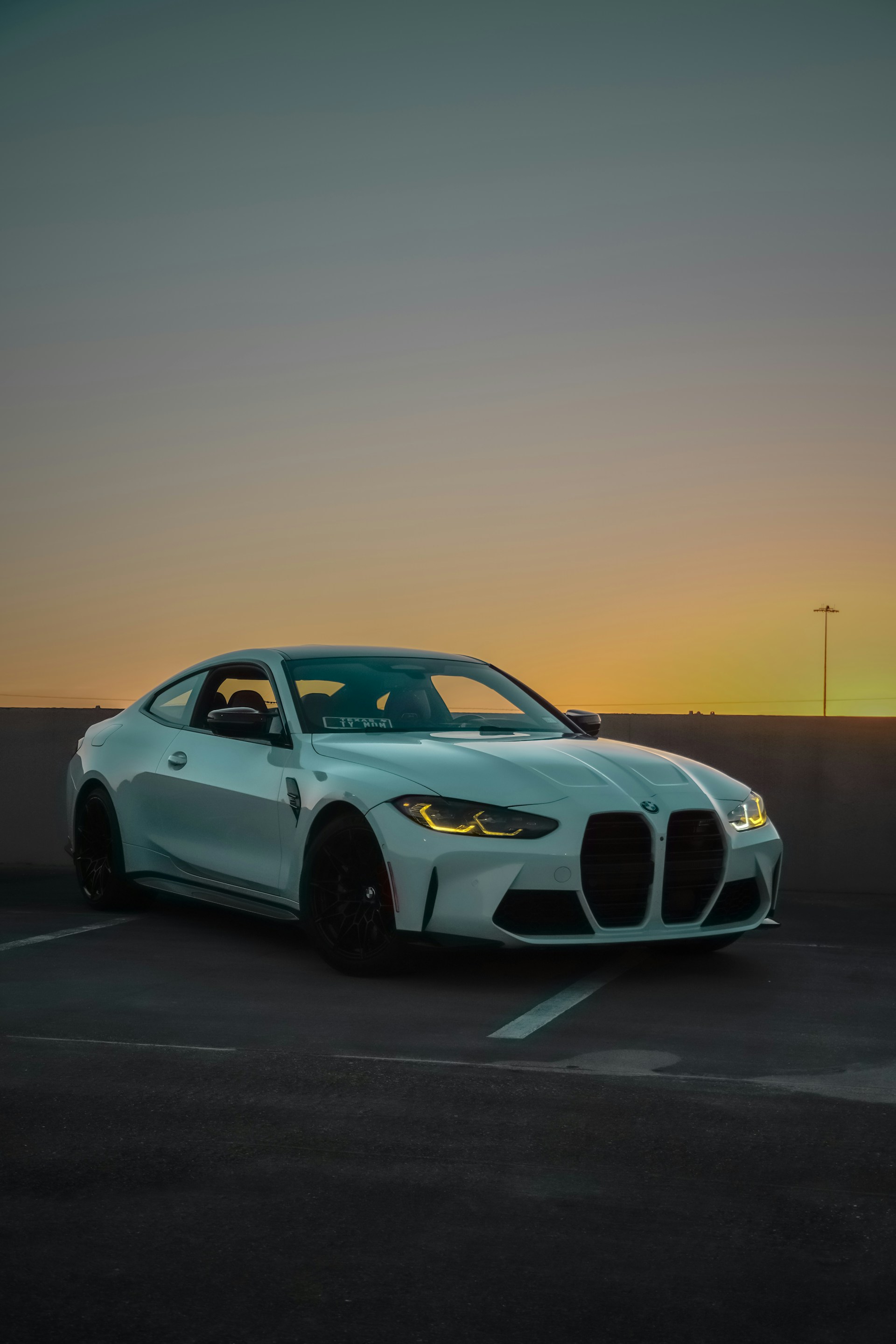 Baltas BMW auksinę valandą